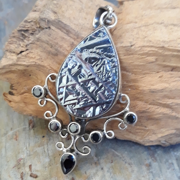 Silicon Crystal & Black Onyx Silver Pendant - Picture 3 of 6